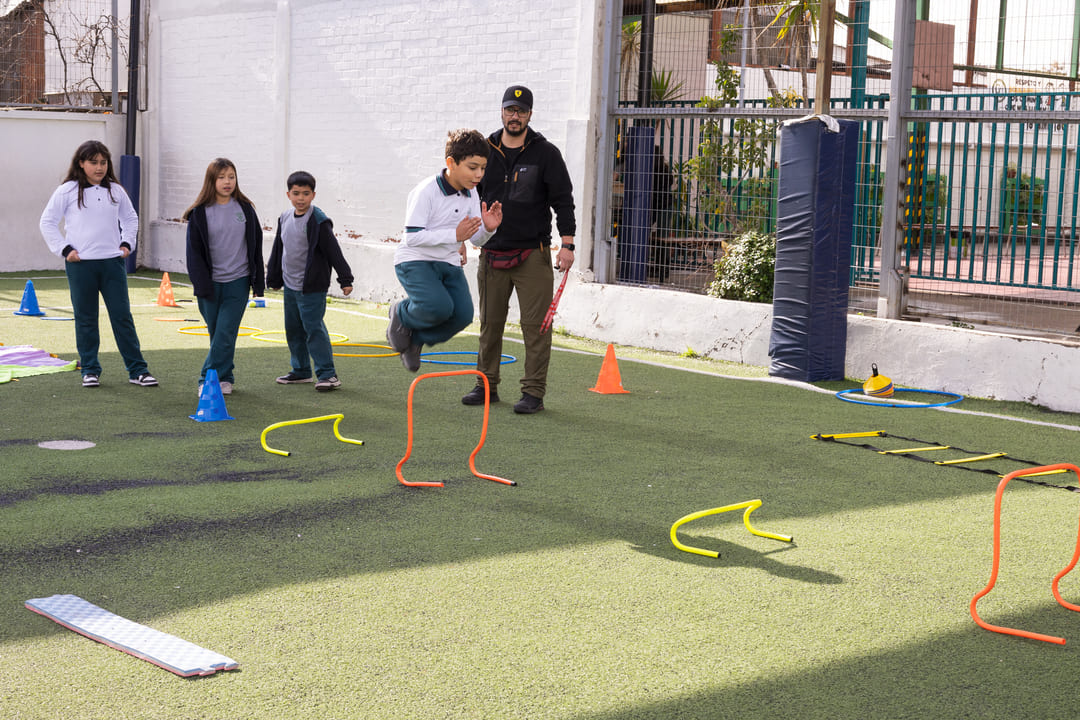 Estudiantes participando en actividades deportivas