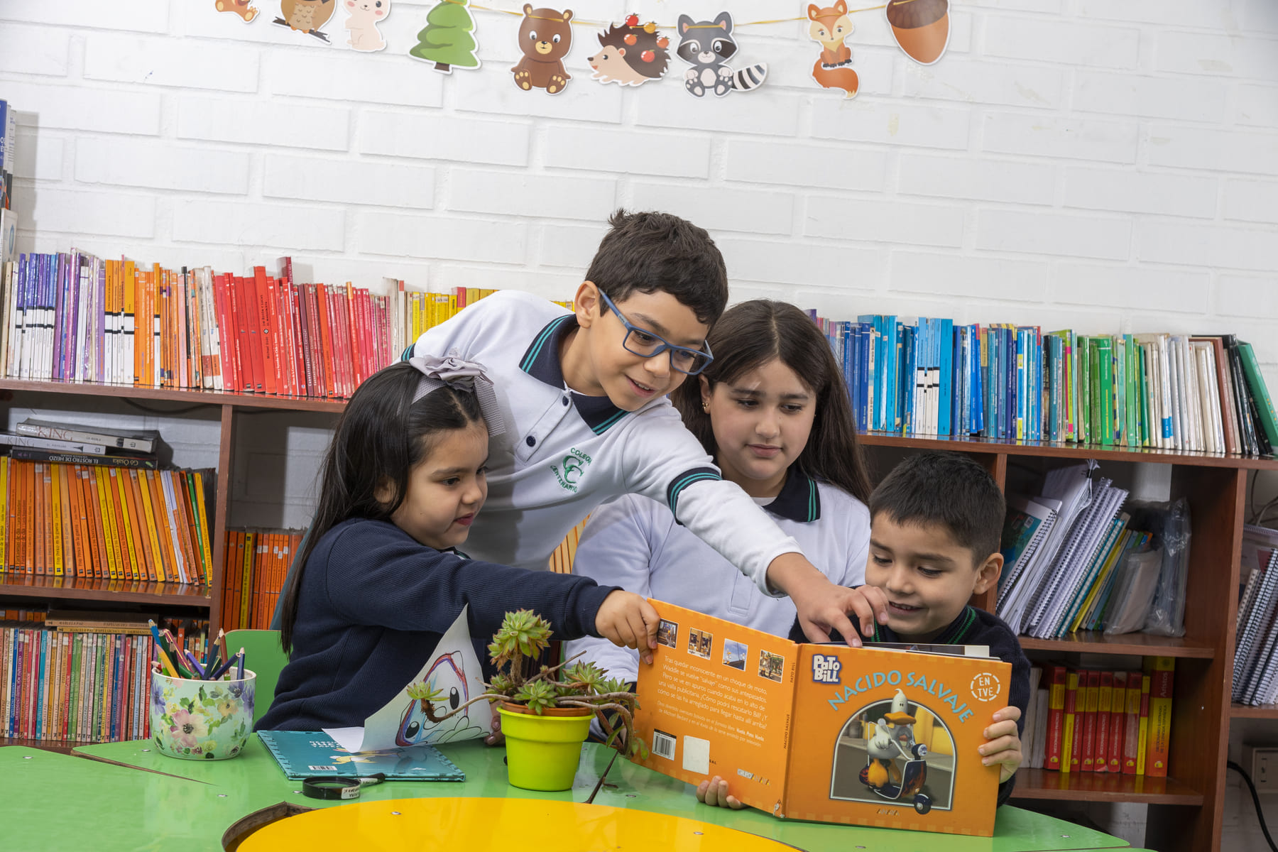 Estudiante aprendiendo mediante actividades didácticas