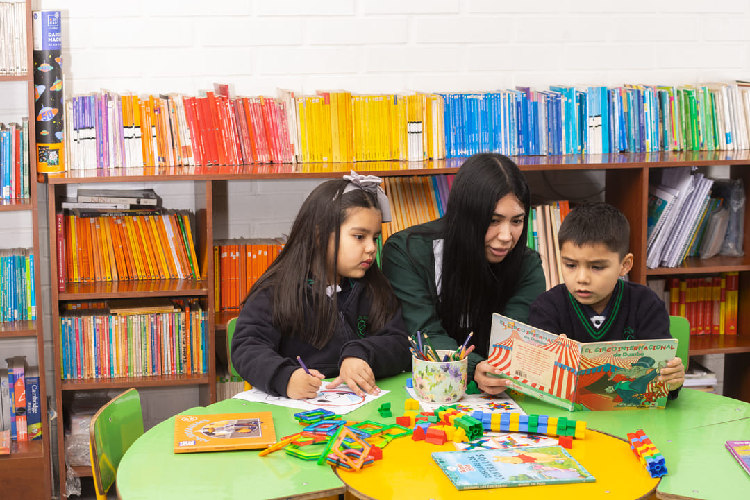 Estudiantes desarrollando su creatividad